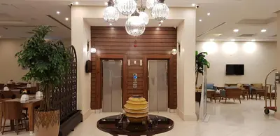 a lobby with a table in the middle of a building at City Tower Hotel in Aqaba