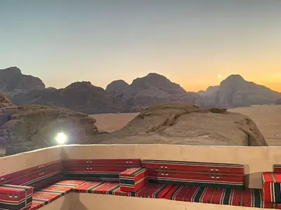 a room with a view of the desert and mountains at مخيم الجبال البرونزية in Wadi Rum