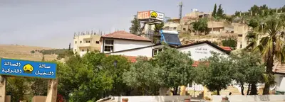 a street sign in front of a building at Cairwan Hotel in Kerak
