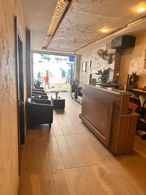 a salon with chairs and a bar in a room at ArwaHotel Apartments اروى للشقق الفندقية in Aqaba