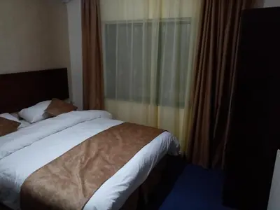 a hotel room with a bed and a window at الفارس الوسيم للشقق الفندقيه in Amman