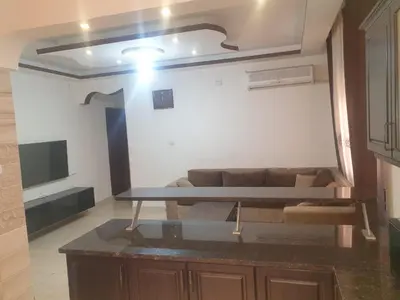 a living room with a couch and a table at شقة مفروشة فرش فاخر ٣ غرف نوم في طبربور عمان in Amman