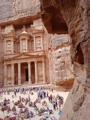 a large group of people standing in front of the building at Petra Dad Farm (PDF) in Umm Şawwānah